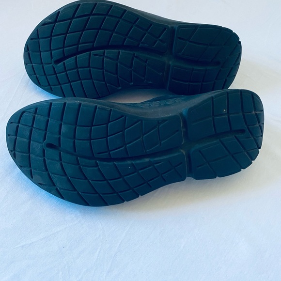 OOFOS Men's Black and Gray Checkered Sneakers - Picture 4 of 7